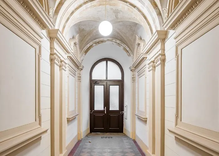 Modern In The Center Of Πράγα